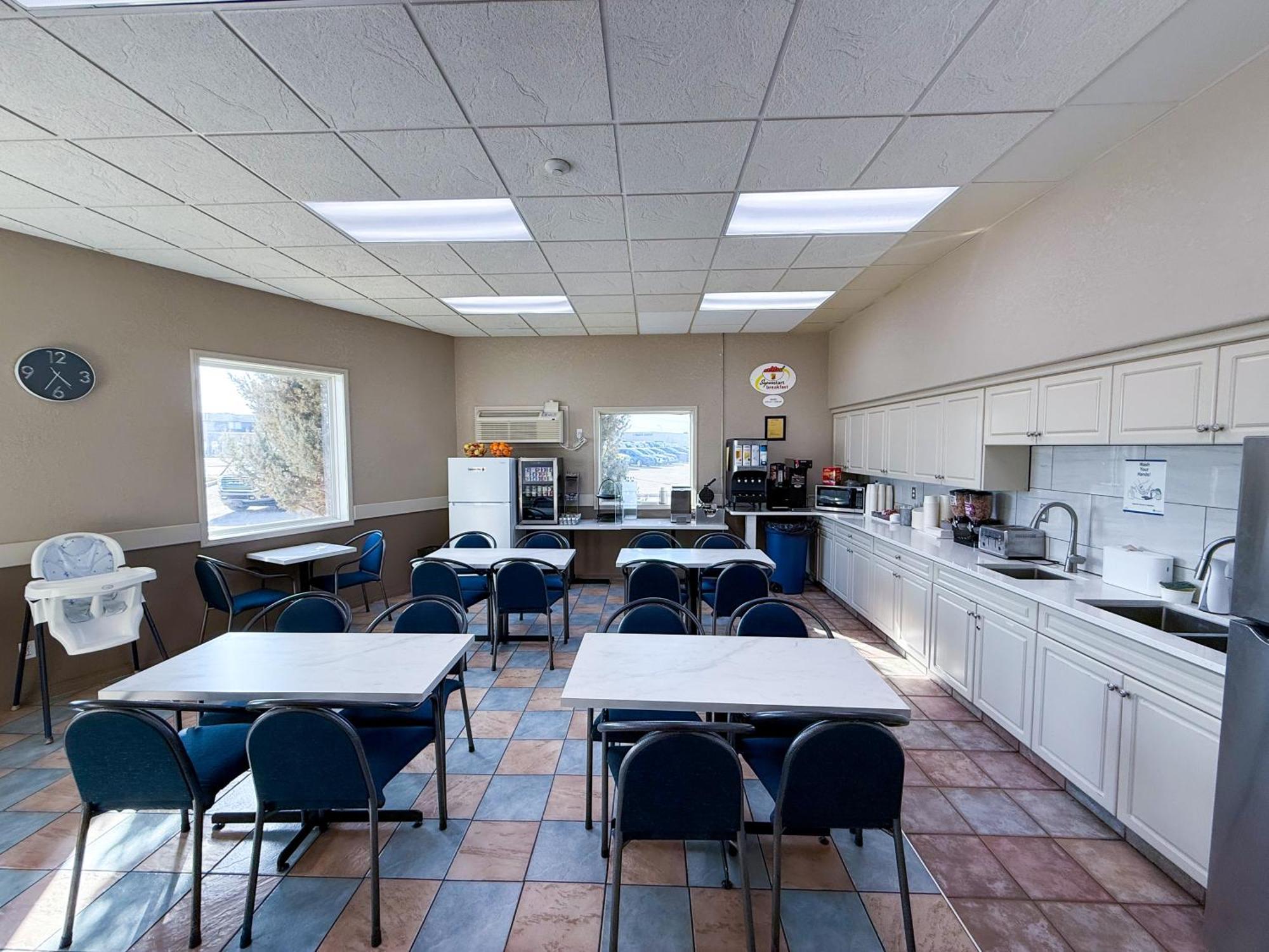 Super 8 By Wyndham Medicine Hat Ab Exterior foto