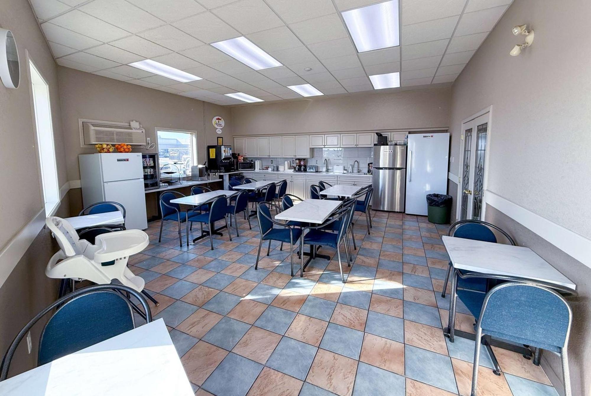 Super 8 By Wyndham Medicine Hat Ab Exterior foto