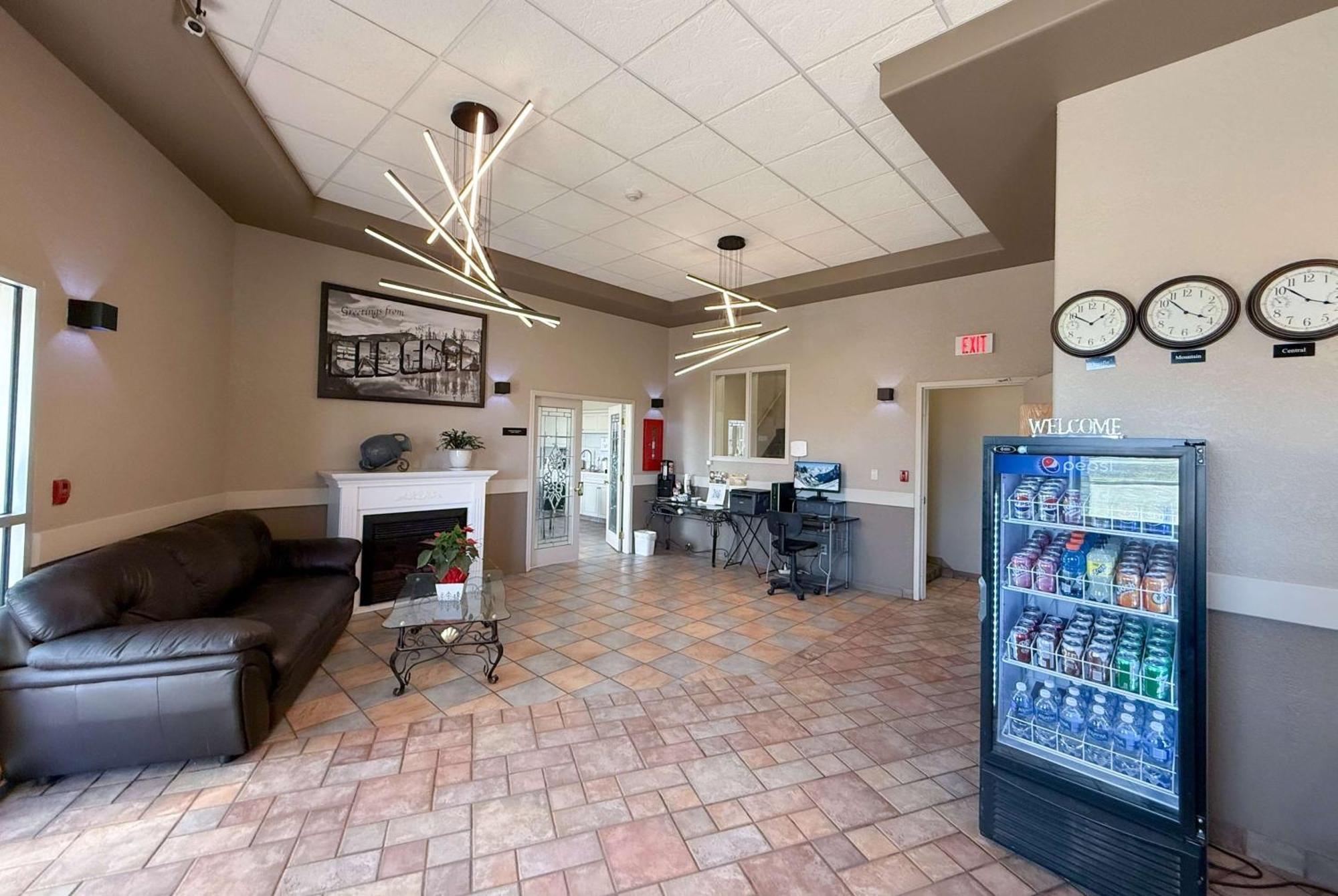 Super 8 By Wyndham Medicine Hat Ab Exterior foto